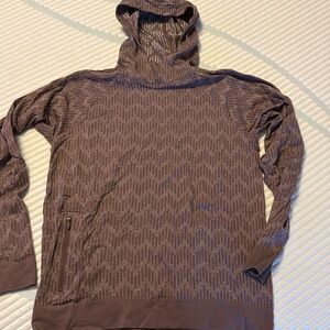 Lululemon lightweight hooded layer shirt sz small